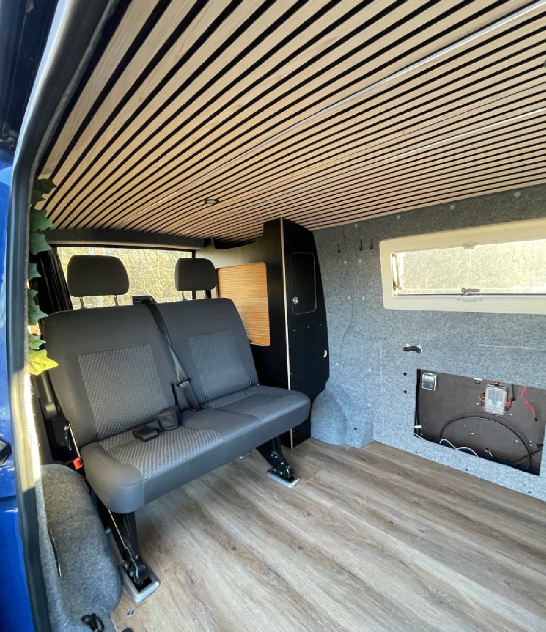 Ausgebaute Sitzbank im VW T5 Innenraum
